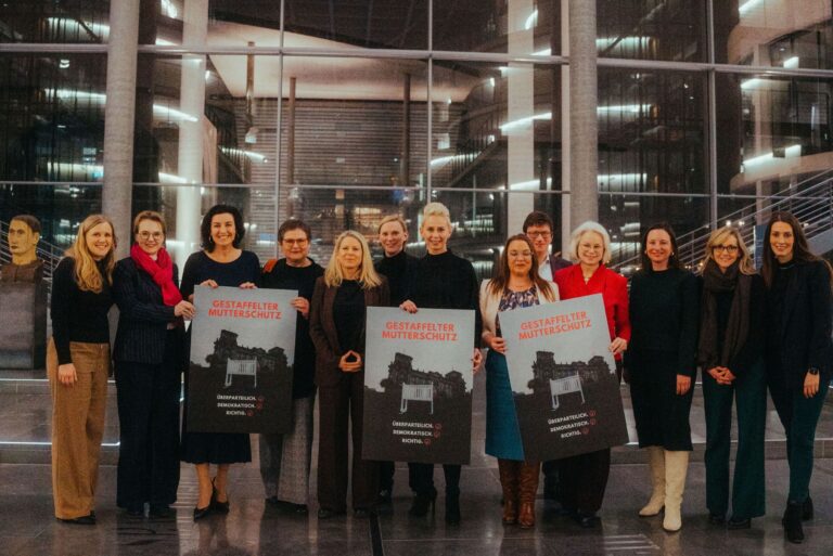 Verschiedene Politikerinnen und Natascha Sagorki mit Plakaten im Bundetag