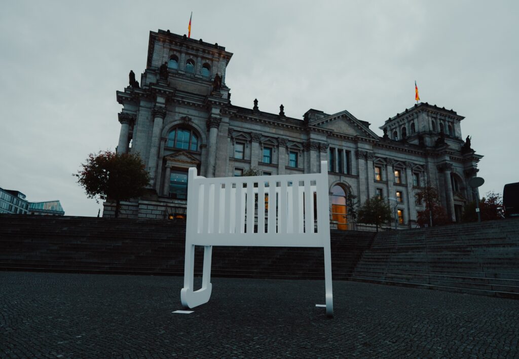 Leere Wiege vor dem Bundestag