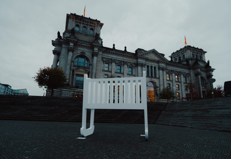 Leere Wiege vor dem Bundestag