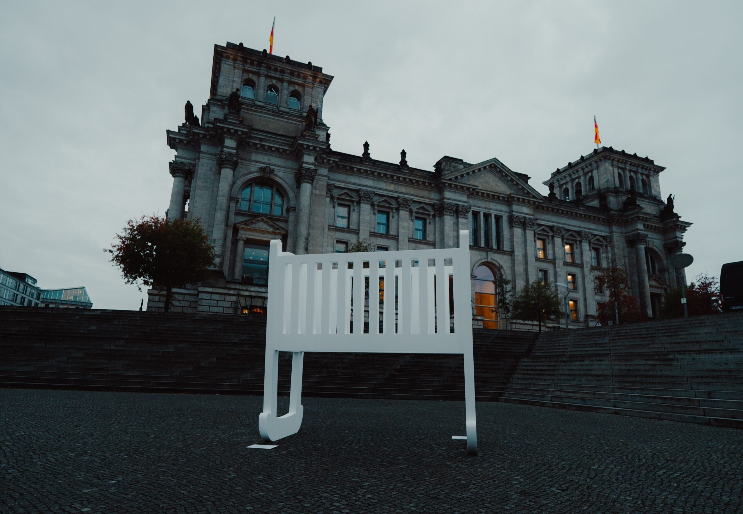 Leere Wiege vor dem Bundestag
