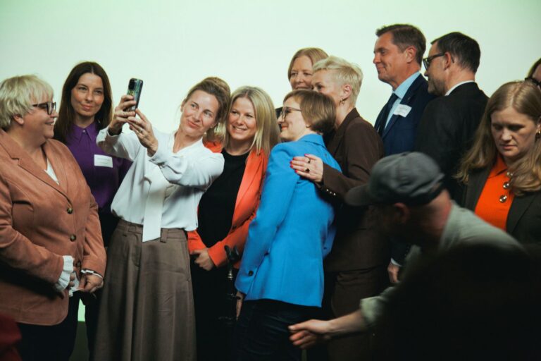 Verschiedene Personen machen ein Selfie und werden dabei fotografiert