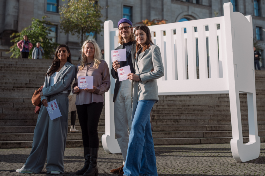 Collien Fernandez Natascha Sagorski, Sebatian Tigges und Marie Nasemann vor eine leeren Wiege vor dem Bundestag